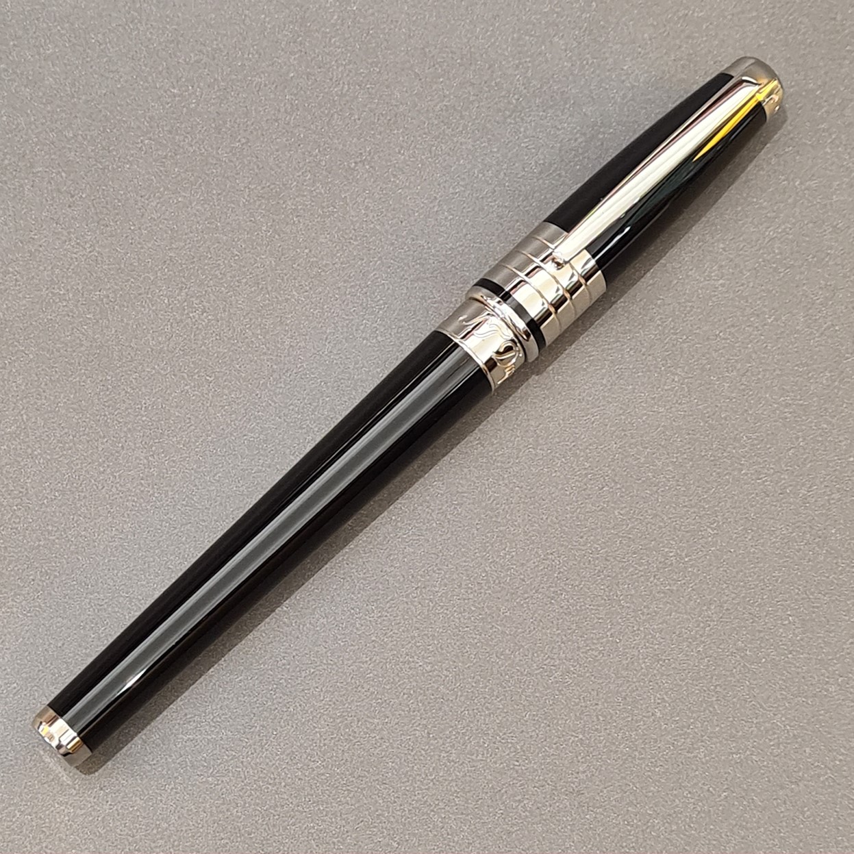rare stylo bille ST.dupont laqué de chine noir et finitions palladium