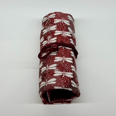 Roll à stylos pour 7 stylos "Motif Libellules sur fond rouge"